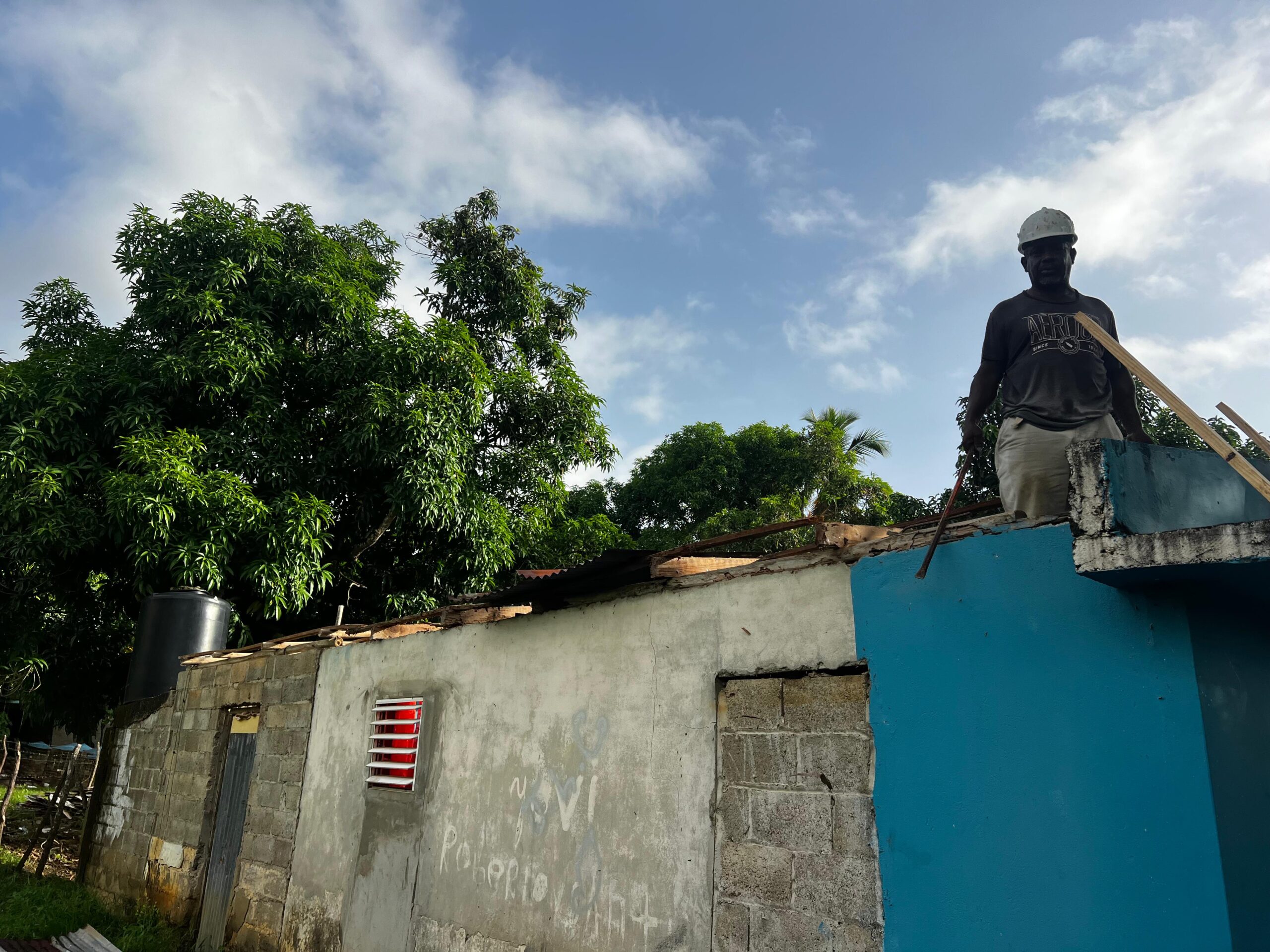 Un techo digno para Doña Yiya: Alcalde Eliseo Peña cumple promesa en Monte Adentro.