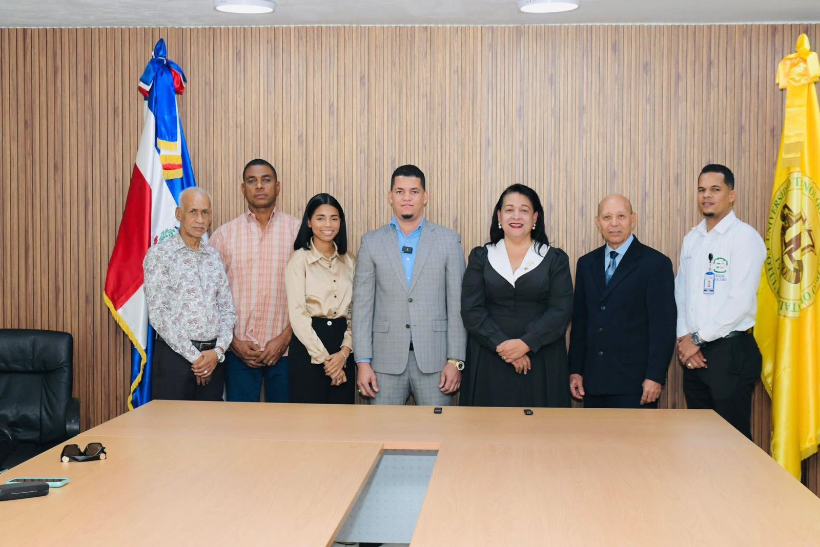 Alcaldia de Villa La Mata firma contrato con la universidad UTECO para gestionar becas estudiantiles